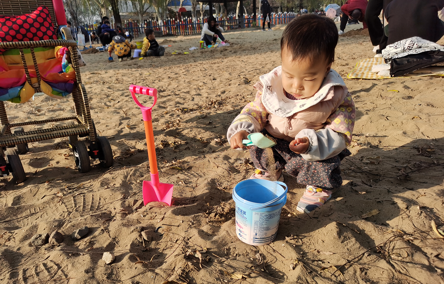 带女儿去公园玩沙子的配图